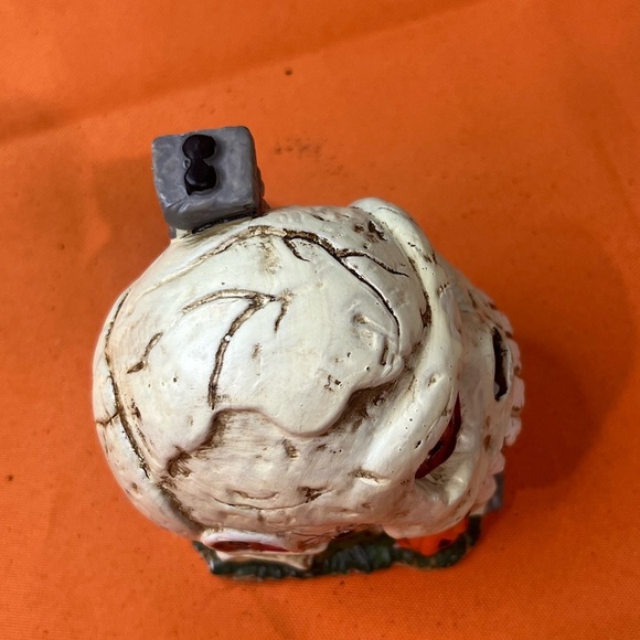 White and Red Skull Decor - Picture 7 of 14